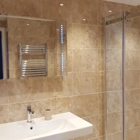 לינה וארוחת בוקר House 4*