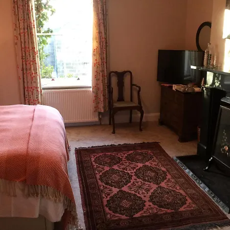 לינה וארוחת בוקר House 4*