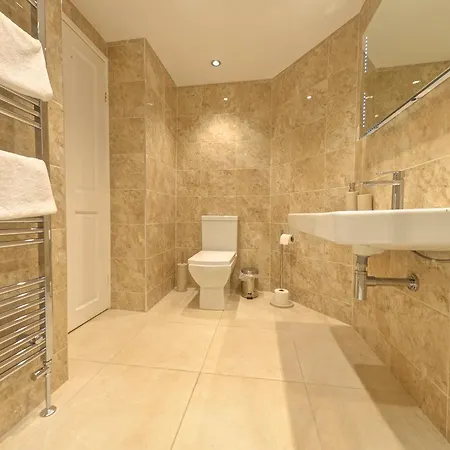 House לינה וארוחת בוקר 4*