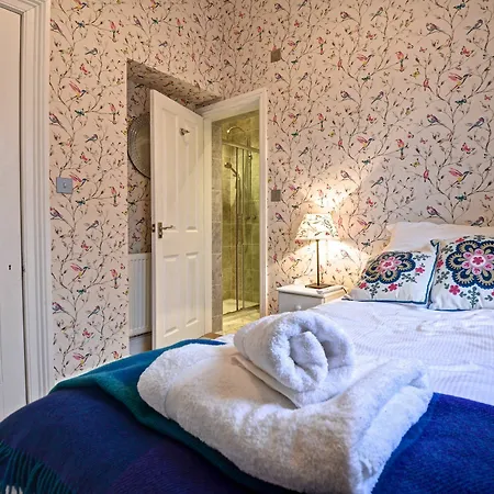 לינה וארוחת בוקר House 4*